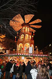 neue Attraktion: Schlemmerpyramide am Rindermarkt (Foto: Martin Schmitz)